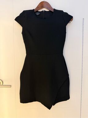 NWOT bebe Black Textured Structured Cap-Sleeve Mini Dress Asymmetrical Skirt